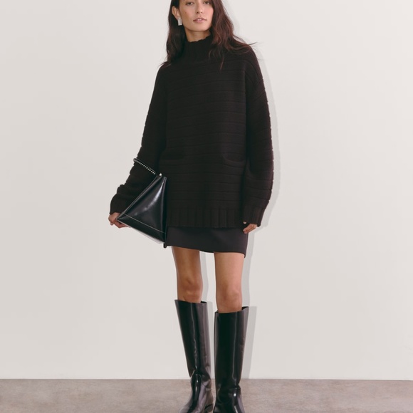 Everlane The Oversized Turtleneck in Luxe Merino in Black, Size X-Small - Picture 4 of 12